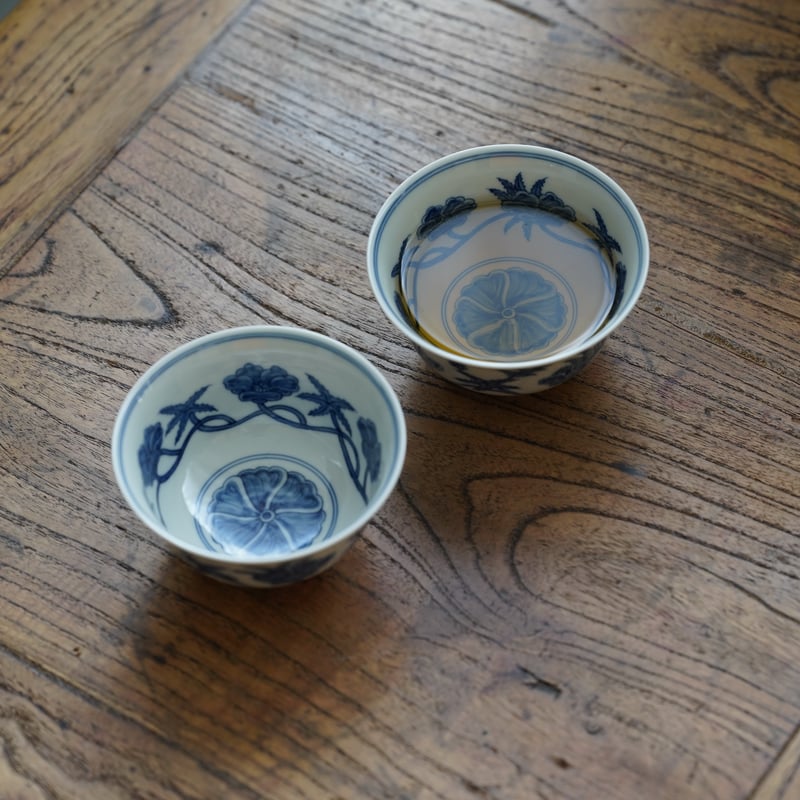 中国　青花青緑彩　龍紋小杯　二客　大明成化年製款　古陶磁　茶道具 ESM12-5 未使用品 龍鳳紋 中国美術 湯呑み 茶器 青磁茶杯 煎茶道具 雲紋