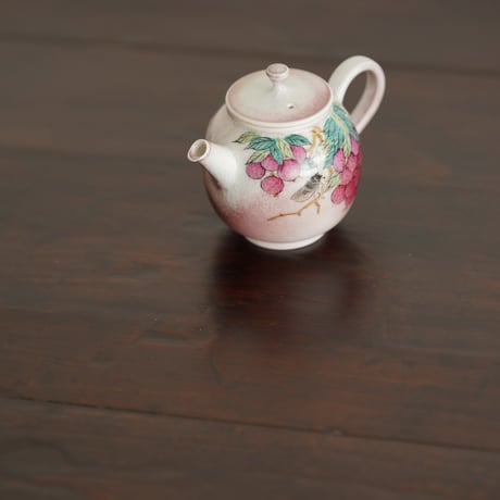粉彩茘枝茶壺 PF140