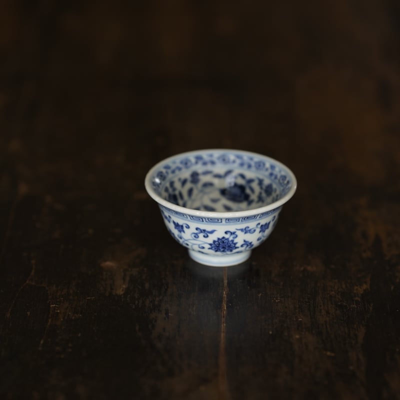 青花纏枝蓮紋圧手杯 PF162 | Looking For 物色