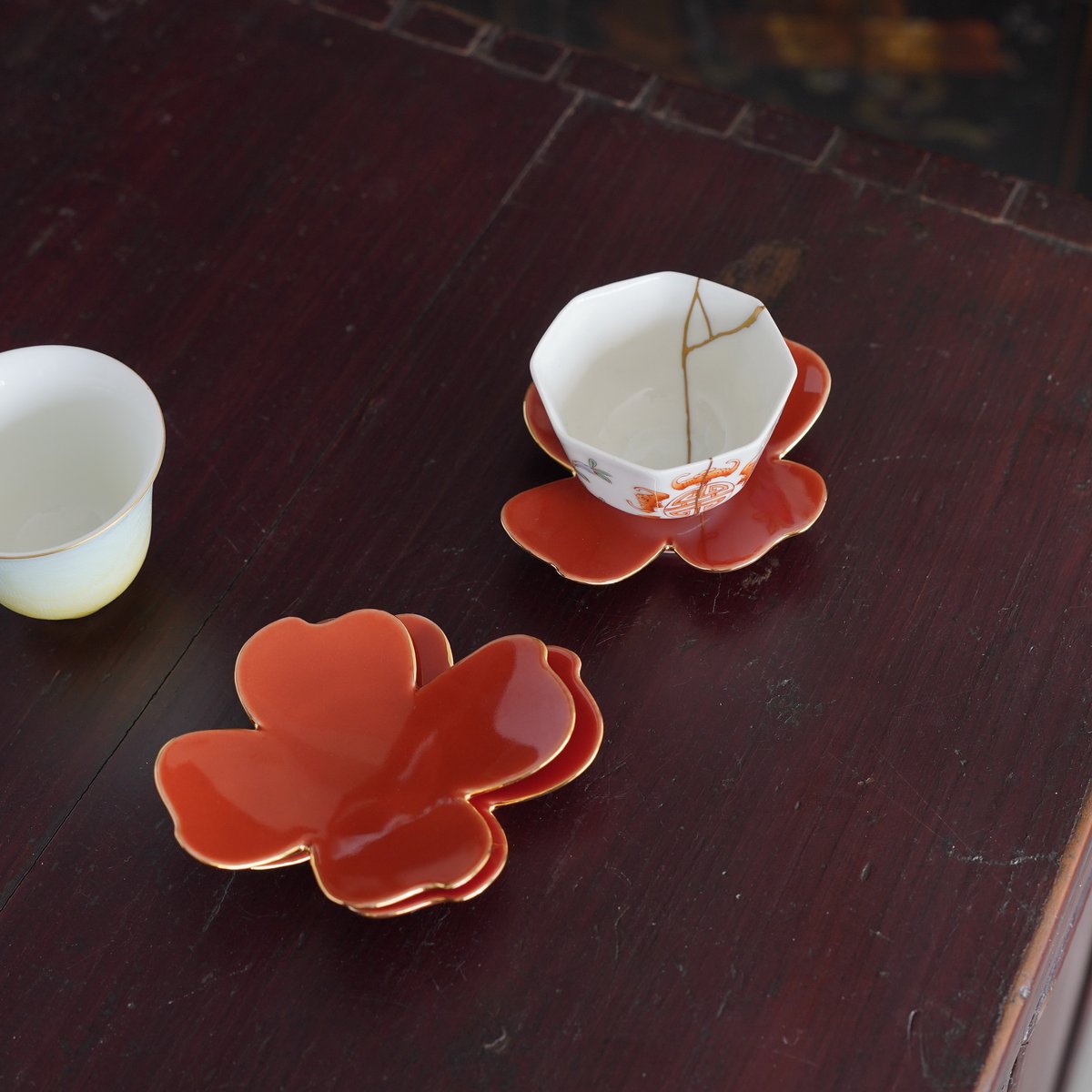朱釉四つ葉茶托 PB151 | Looking For 物色