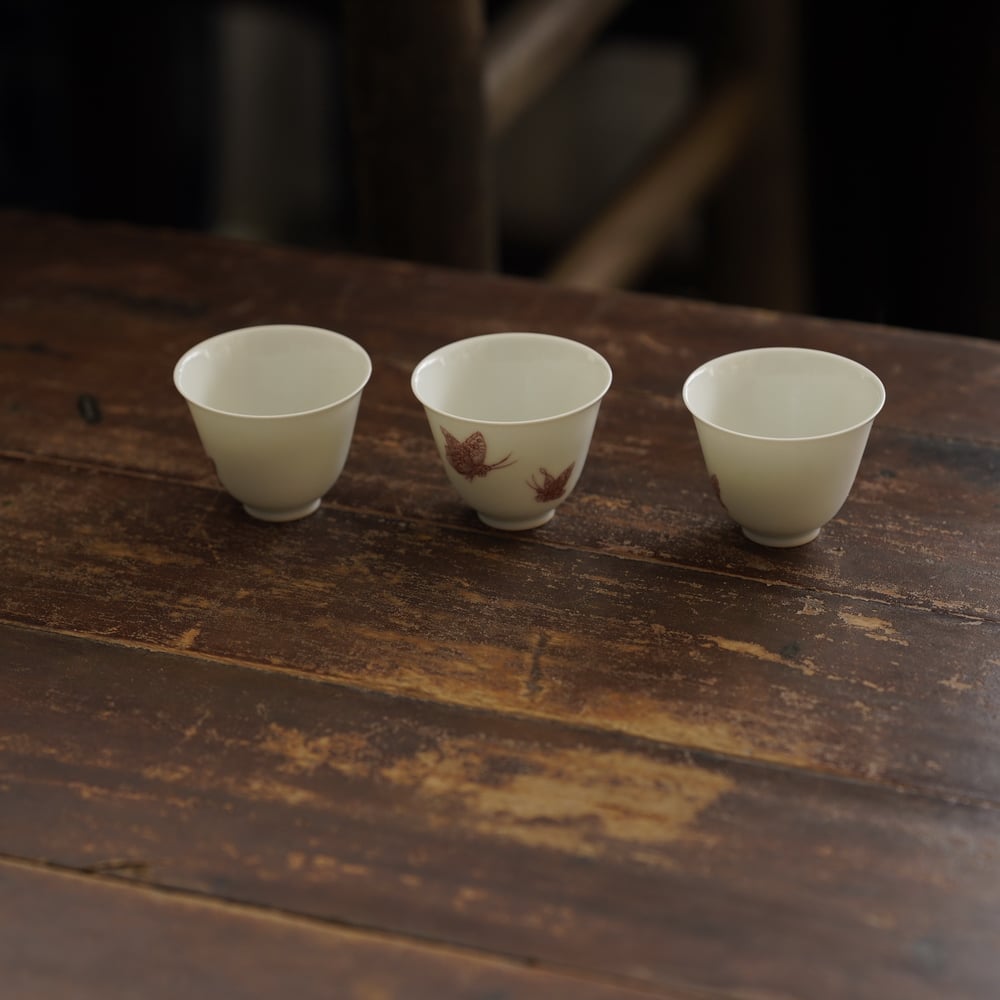 釉里紅蝶文茶杯 PC145 | Looking For 物色