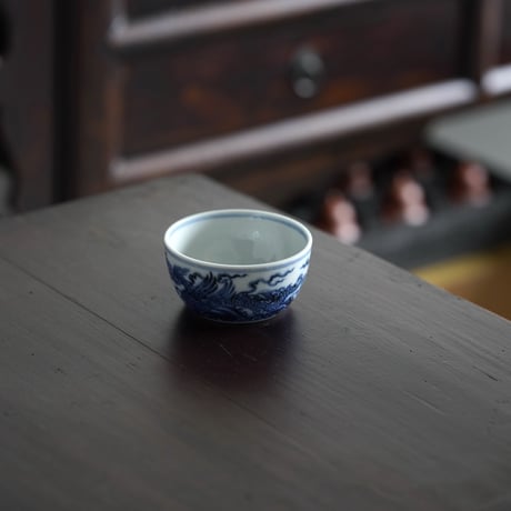 青花翼龍紋卧足杯 PF160