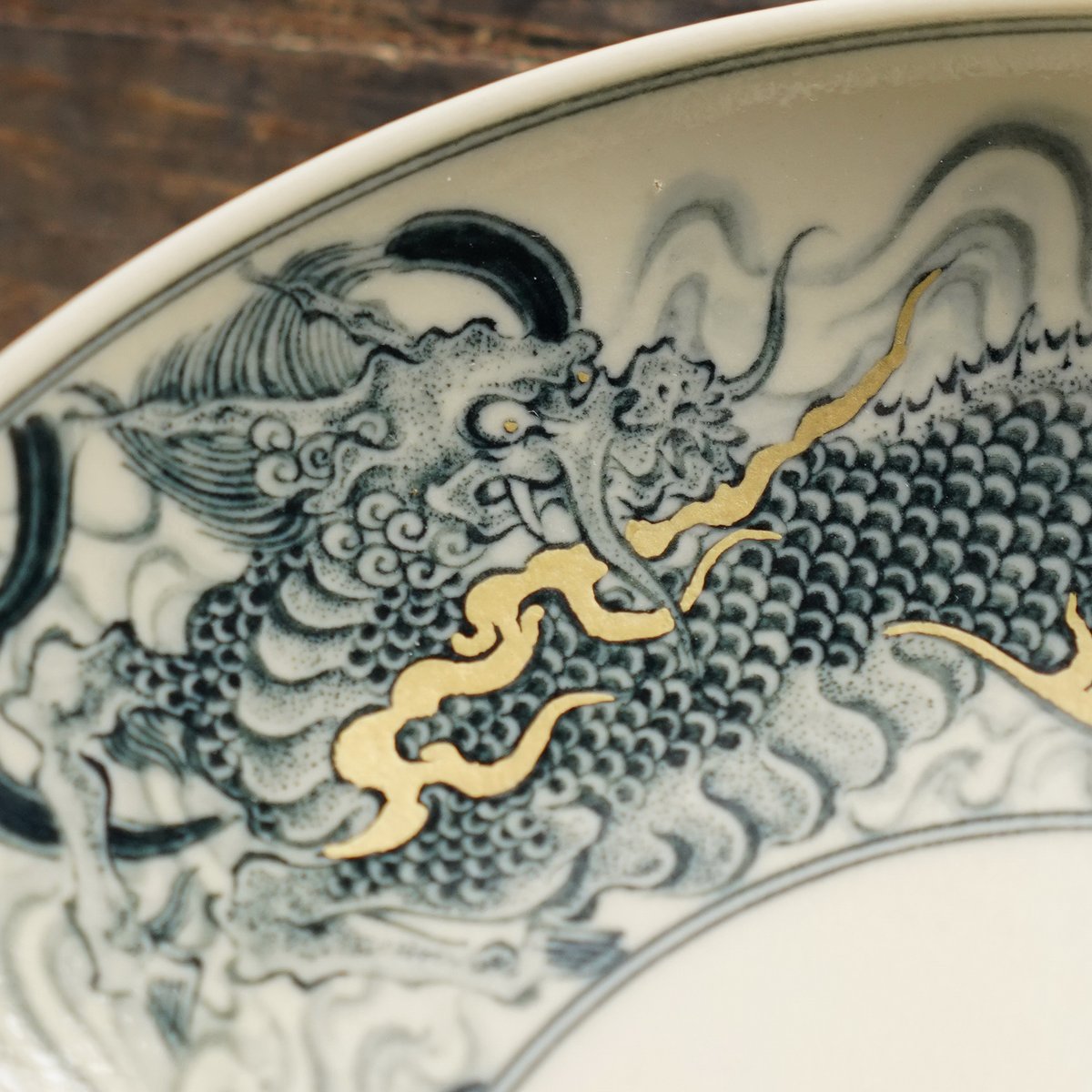 青花描金麒麟文皿 PE023 | Looking For 物色