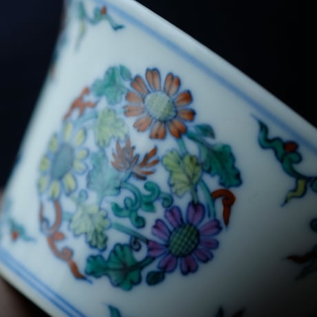 雍正款闘彩团菊紋茶杯 PC077