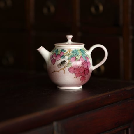 粉彩茘枝茶壺 PF140