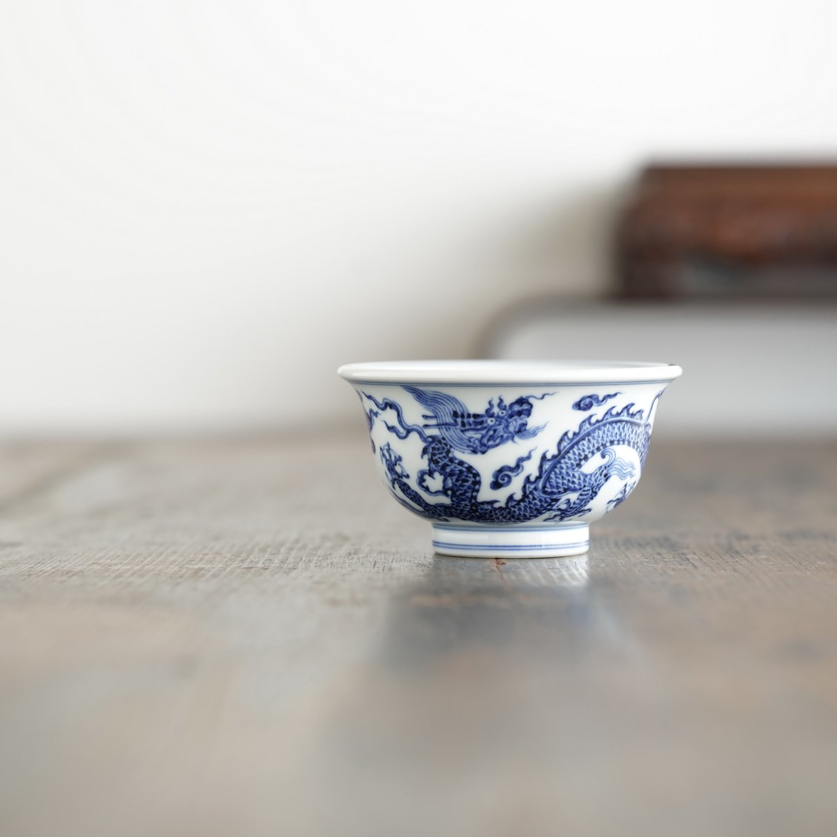 青花磁 青花磁 青花磁 Faceted vase with floral decoration in underglaze blue