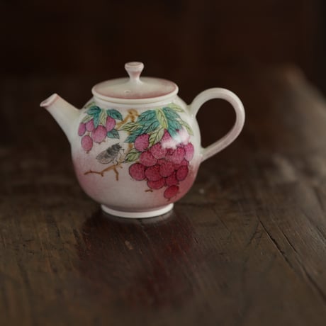 粉彩茘枝茶壺 PF140