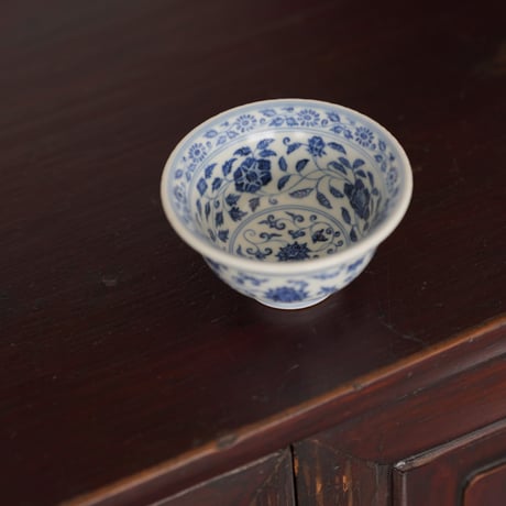 青花纏枝蓮紋圧手杯 PF162