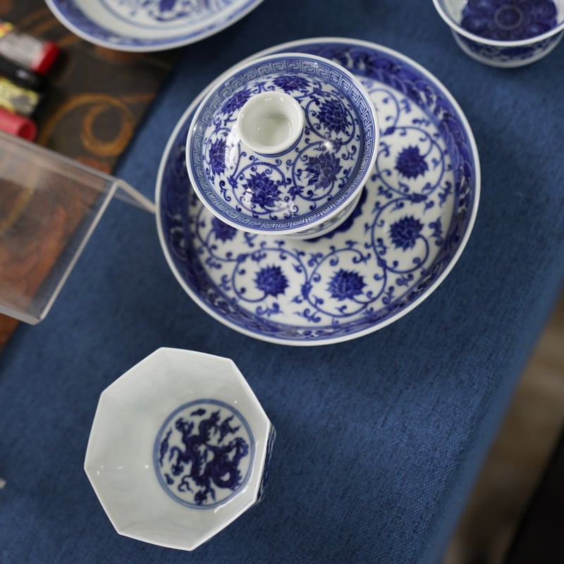 中国　青磁　花文　盃　時代箱付　M　R8208 中国 青磁 花文 盃 時代箱付 M R8208 中国 青磁 花文 盃 時代