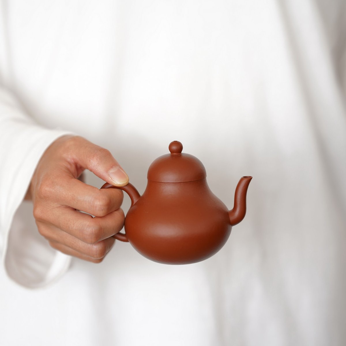 茶色の陶器製中型壺 伊藤成二 高台型大地色藻掛け茶壷 満容量190ml 作家もの常滑焼