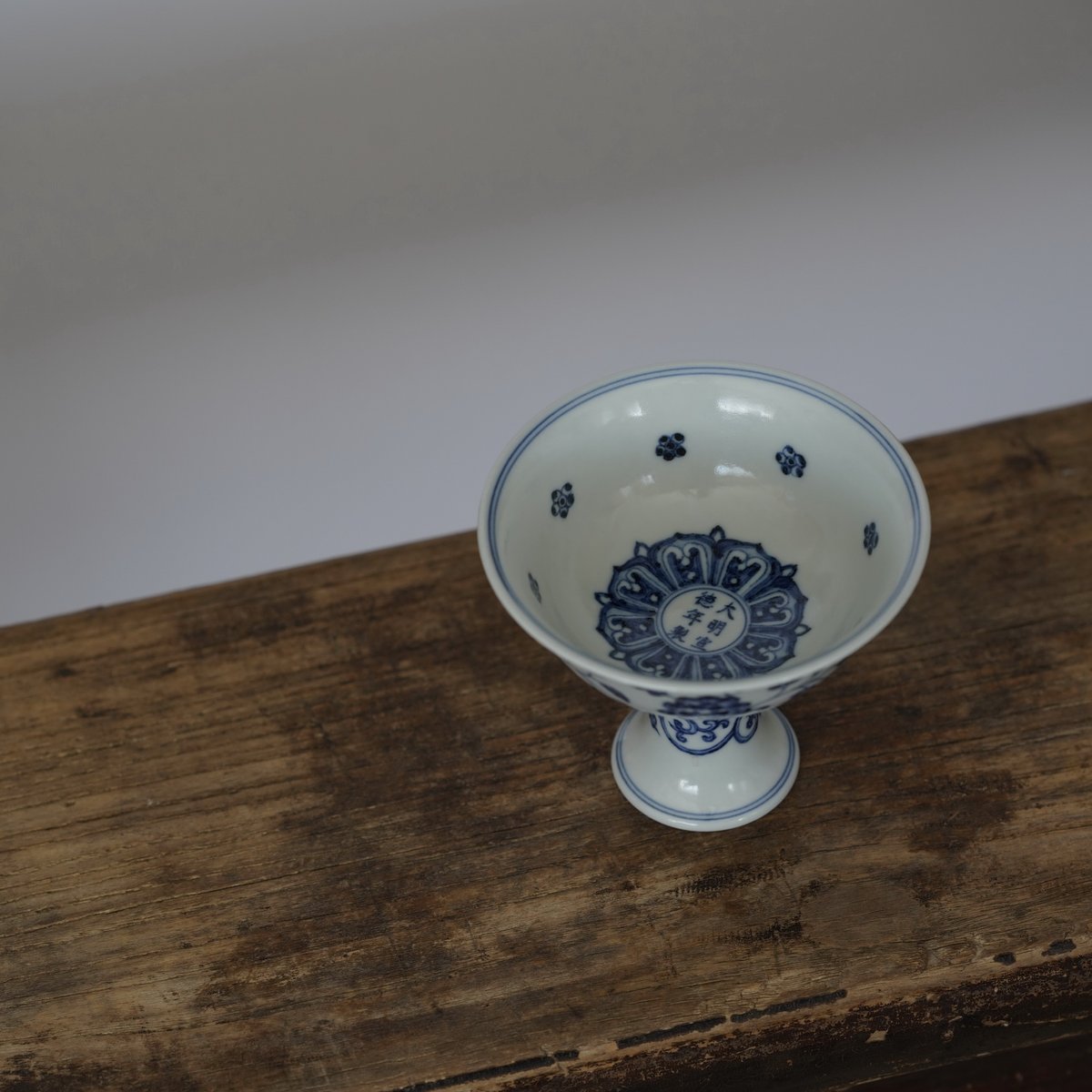 青花磁 Faceted vase with floral decoration in underglaze blue