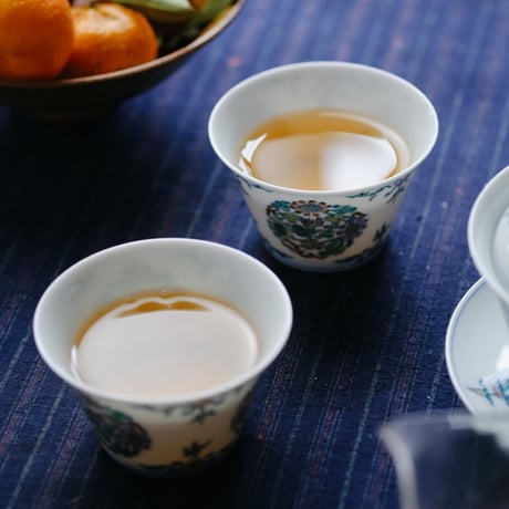 雍正款闘彩团菊紋茶杯 PC077