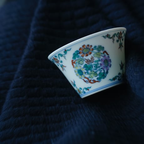 雍正款闘彩团菊紋茶杯 PC077