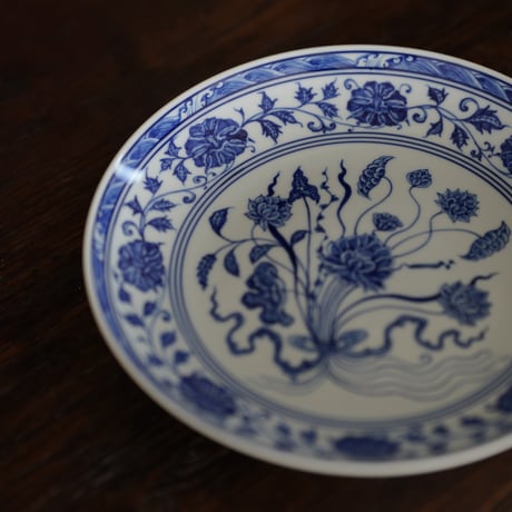 青花束蓮紋皿 PF103