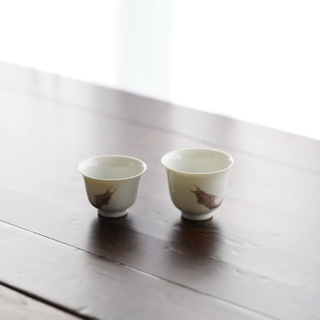 釉里紅魚文茶杯 PC146