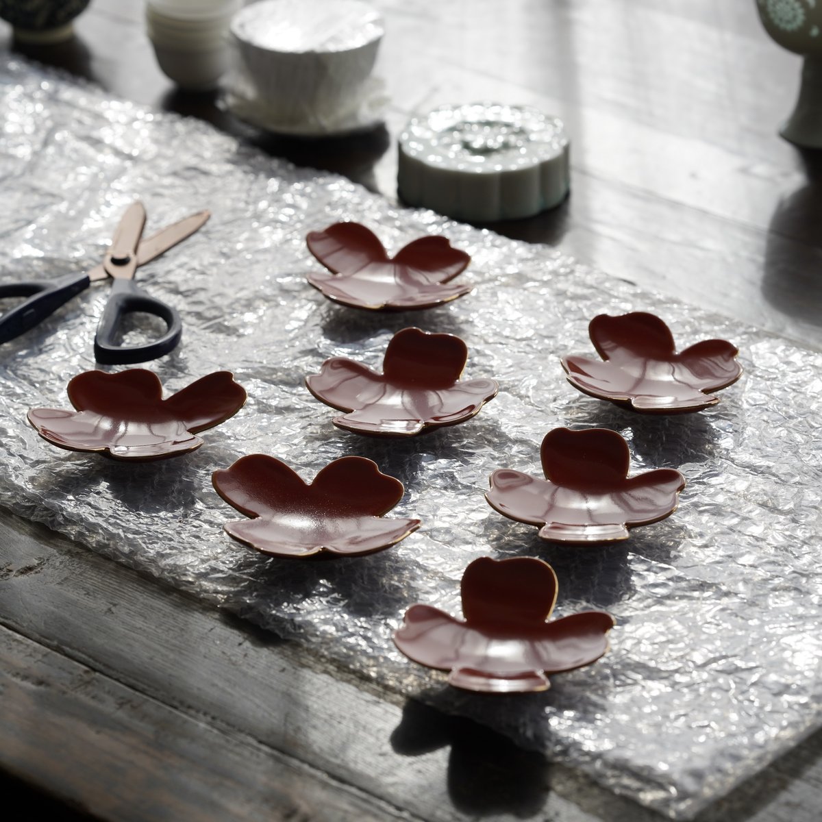 朱釉四つ葉茶托 PB151 | Looking For 物色