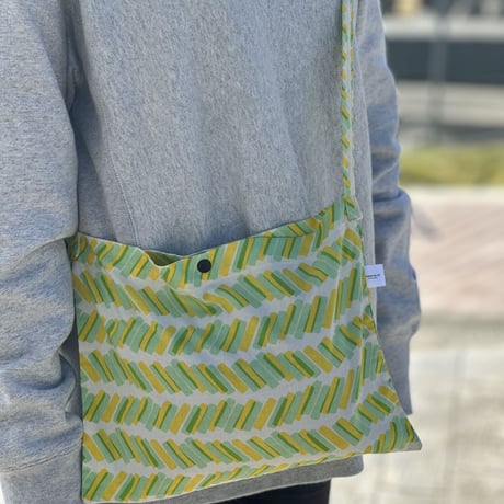 Kika (奇貨) shoulder bag