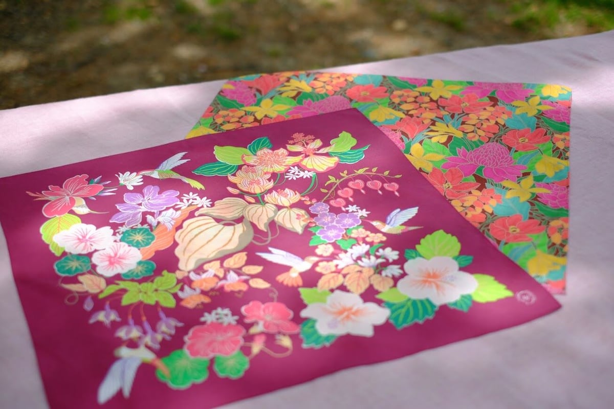 ハチドリと花々の楽園/ワインレッド / ハンカチ | バードテイル