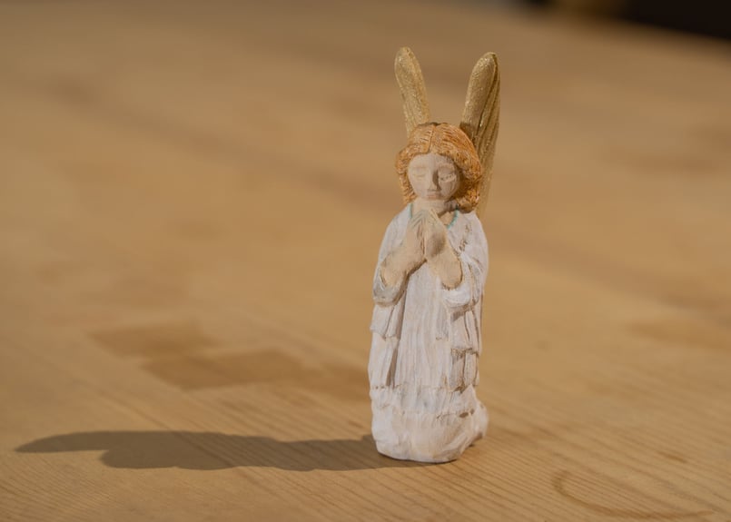 木彫りのコーギー天使への階段 木彫り天使 祈りB | angepassé