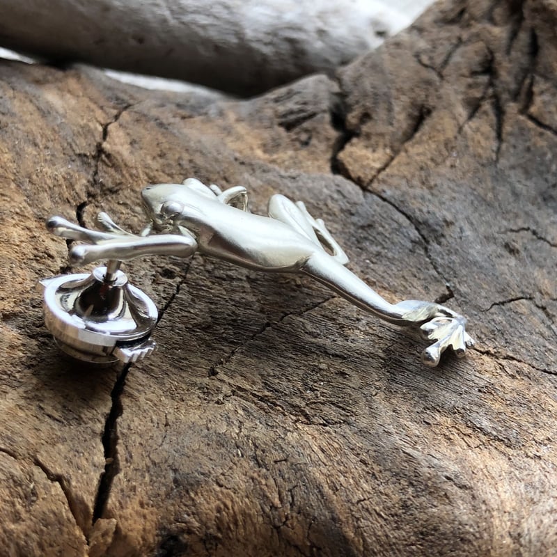 カエルのピンブローチ・18Kイエローゴールド | orangemoon