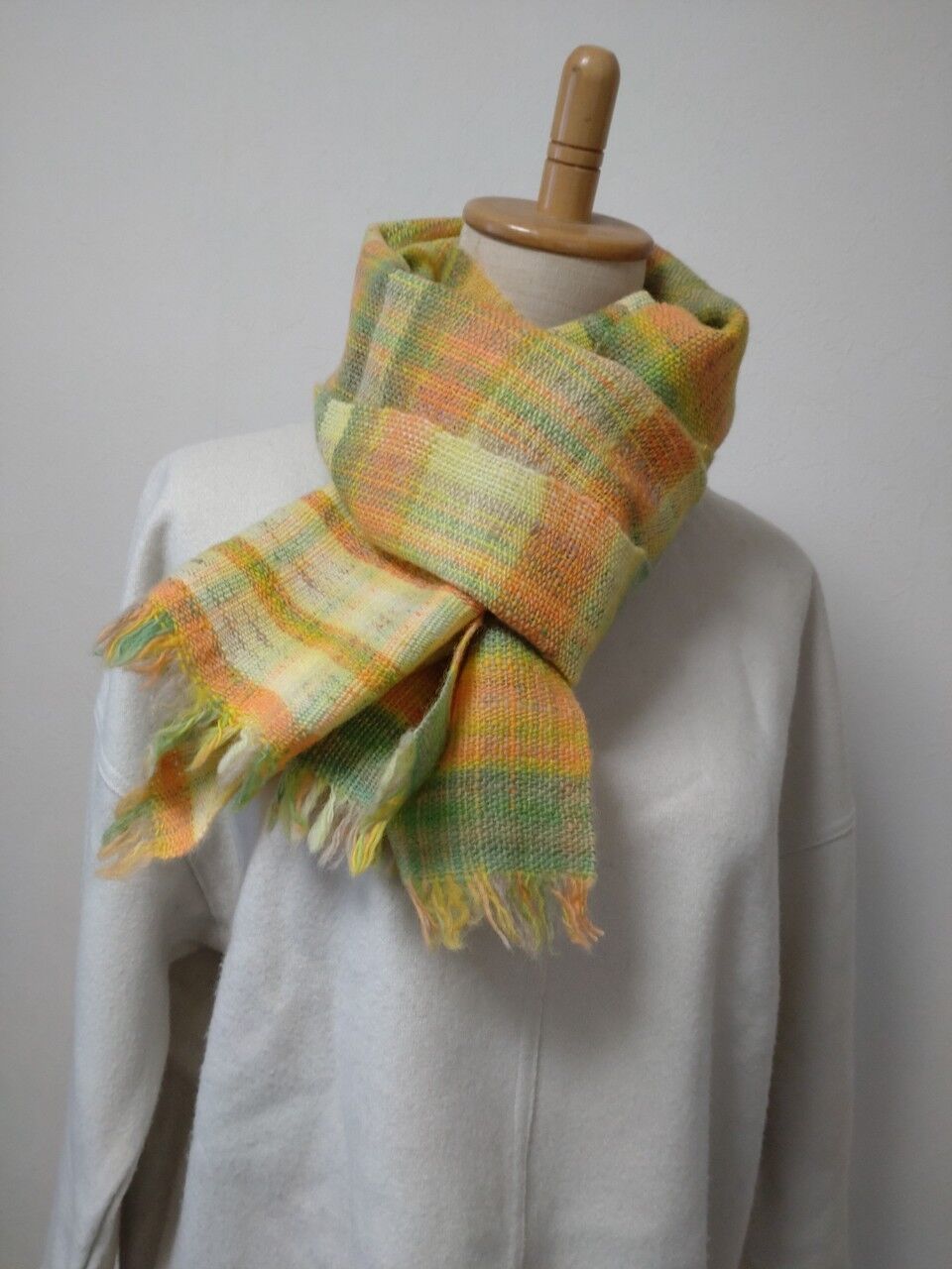 手紡ぎ毛糸の手編み　マフラー 緑と黄色のグラデーション　菜の花畑 fit=scale-down,w=1200