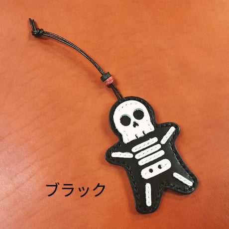 レザーで出来たスカルチャーム