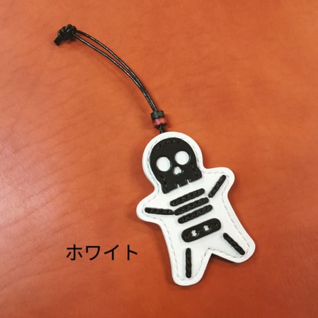 レザーで出来たスカルチャーム