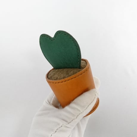 レザーで出来たハートサボテン