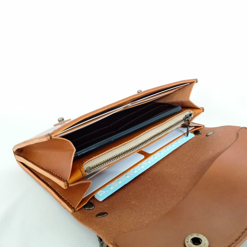 CHANEL ダブルホック折り財布 ショルダーストラップ付き CHANEL ダブルホック折り財布 ショルダーストラップ付き