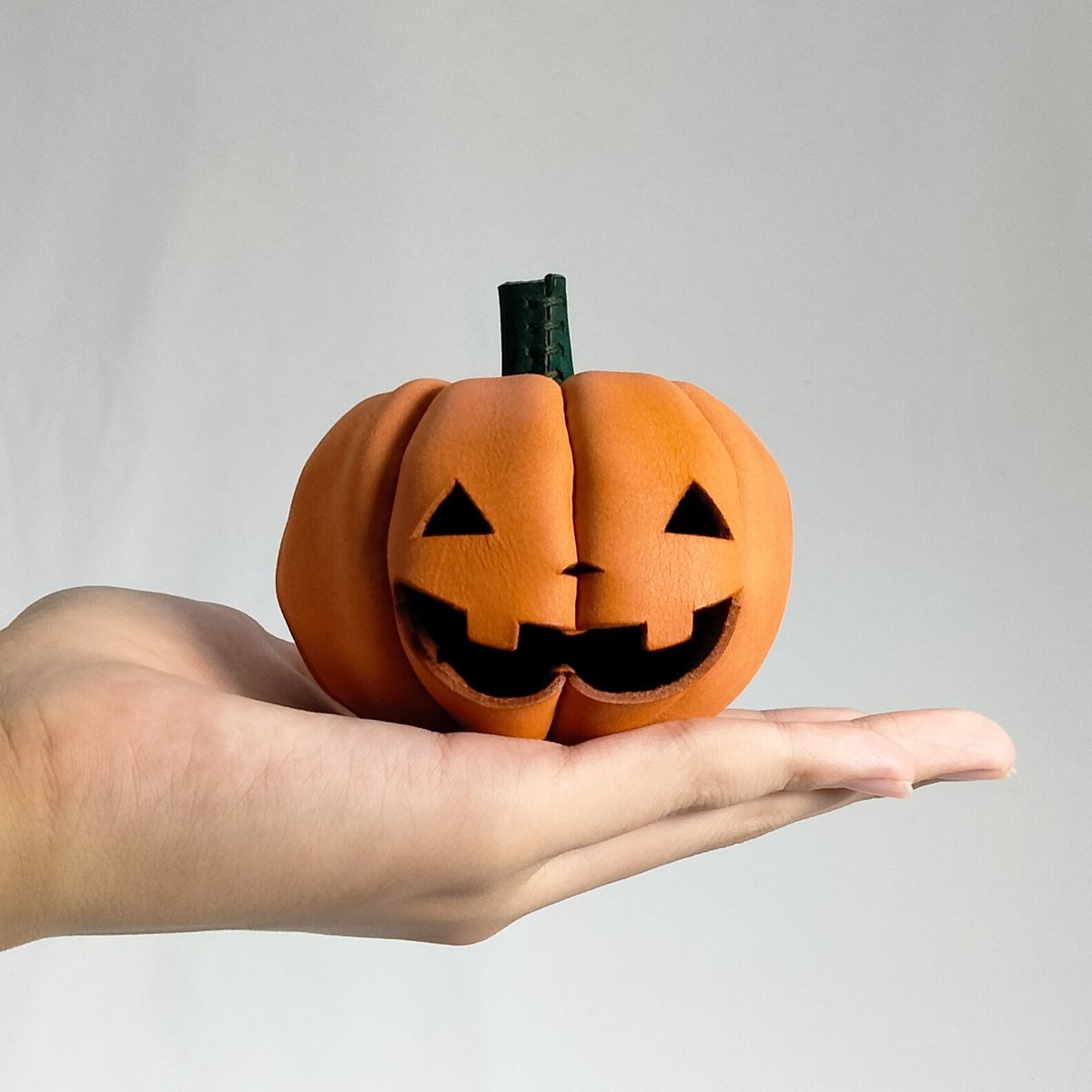レザーで出来たジャックオランタン 手のひらサイズ | 革小物 ng