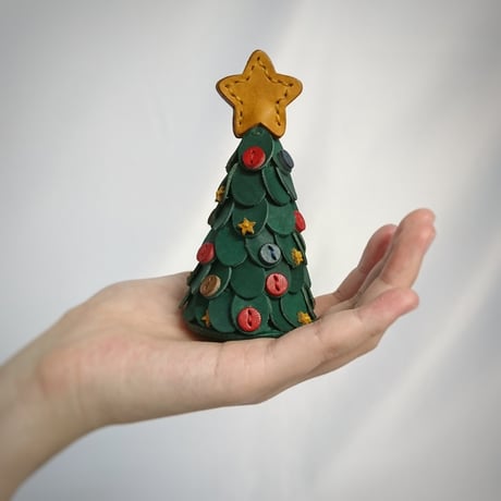 レザーで出来た小さなクリスマスツリー