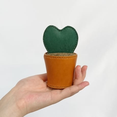 レザーで出来たハートサボテン