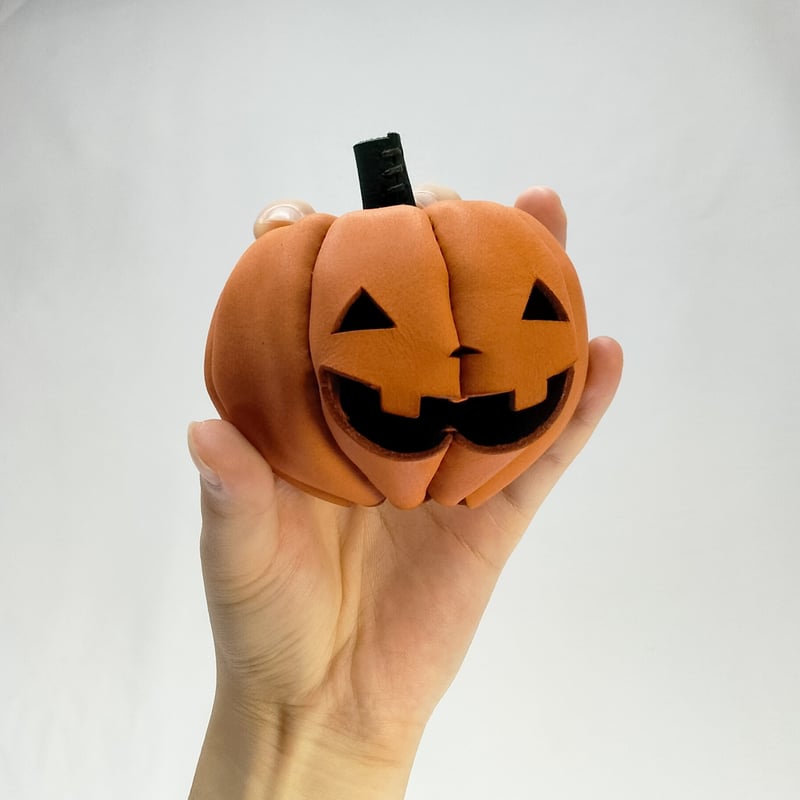 レザーで出来たジャックオランタン 手のひらサイズ | 革小物 ng