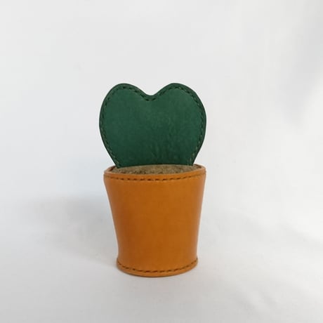 レザーで出来たハートサボテン