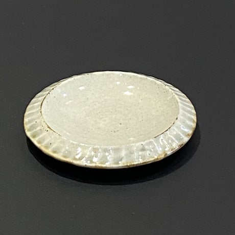 ツチノヒ　まめ皿　しのぎ・白