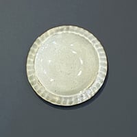 ツチノヒ　まめ皿　しのぎ・白
