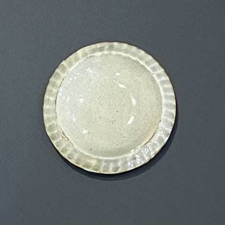 ツチノヒ　まめ皿　しのぎ・白
