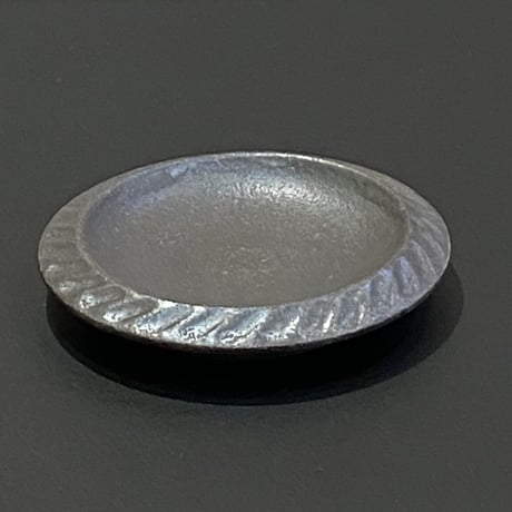 ツチノヒ　豆皿　しのぎ・黒