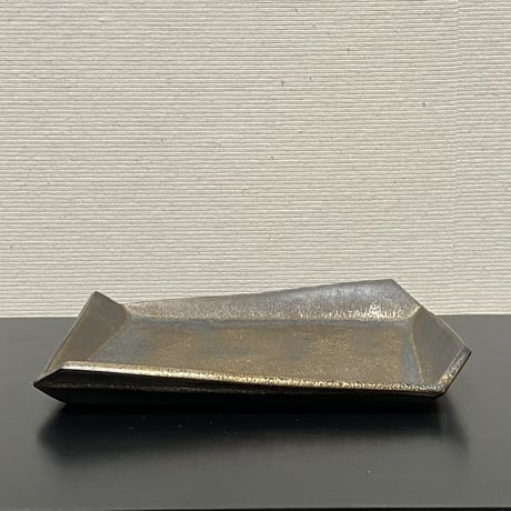 加藤輝雄　隅切皿　マンガン釉