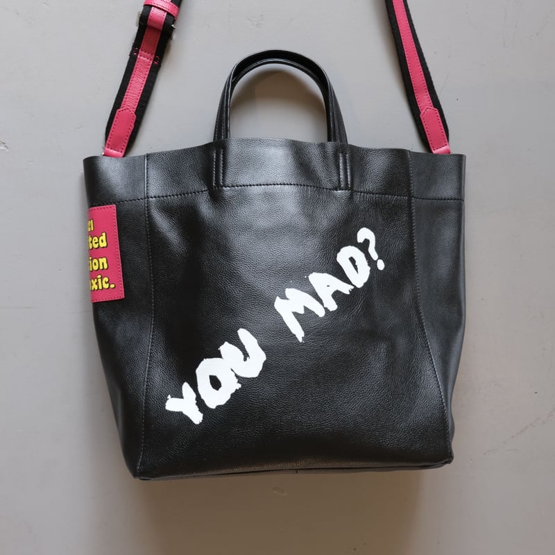 INTOXIC. RESONATES Mad strap tote ブラック |