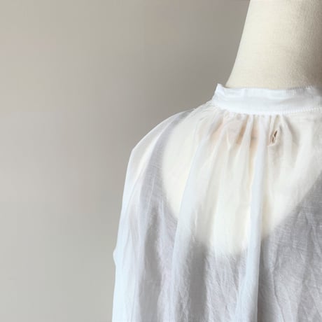 suzuki   takayuki    puff-sleeve blouse   　nude