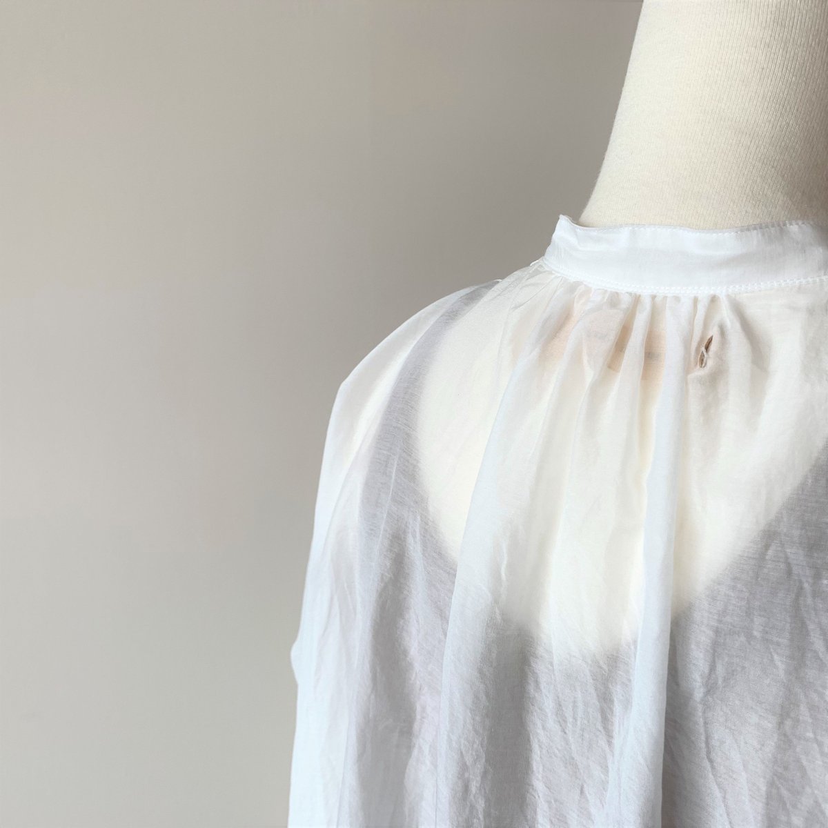 トップス puff-sleeve blouse suzuki takayuki suzuki takayuki スズキタカユキ puff-sleeve blouse [A221-03