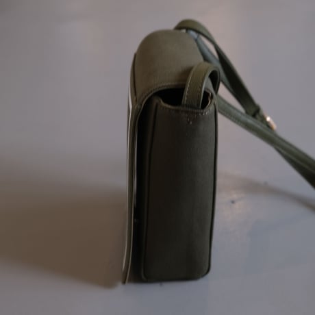 INTOXIC.   HOLIDAY VHS CROSS CARRY 　  khaki