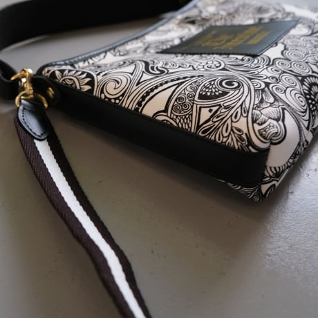 intoxic.　イントキシック　Benita　UB-147　zentangle white