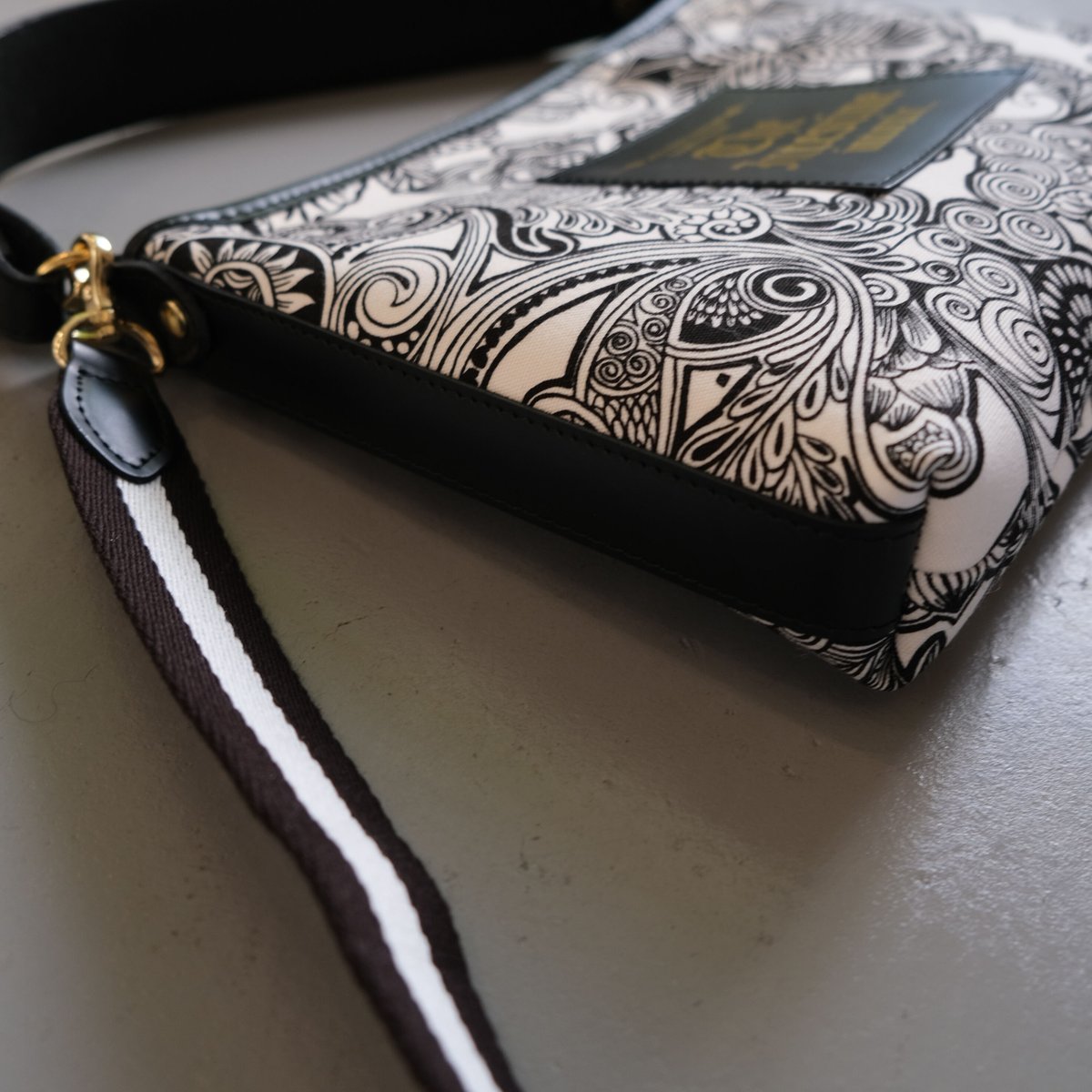 intoxic. イントキシック Benita UB-147 zentangle white