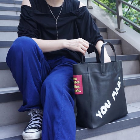 INTOXIC.    RESONATES    Mad strap tote 　ブラック