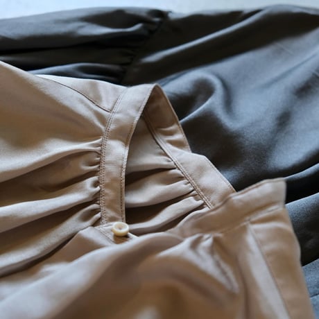 suzuki takayuki  puff sleeve blouse   frostgrey