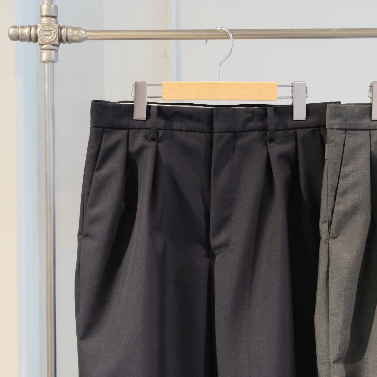 BATONER Men SUMMER MOHAIR 2TUCK PANTS BN-24SM-0
