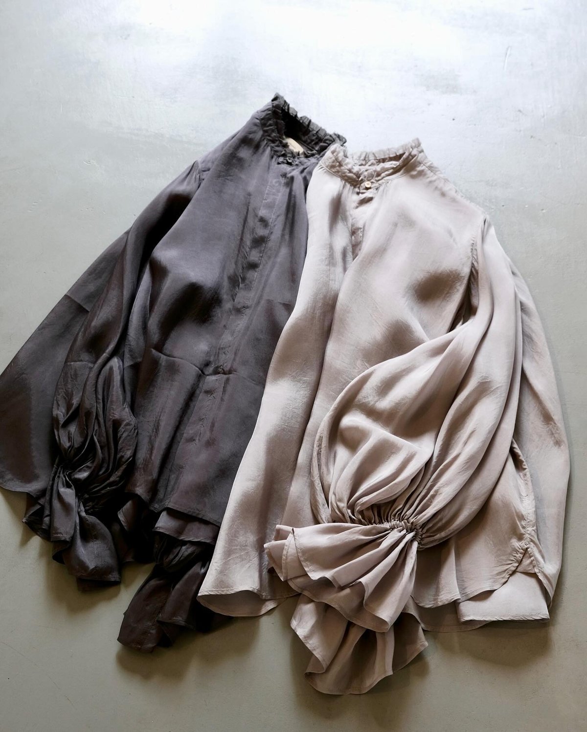 【新品】suzuki takayuki　bishop sleeve blouse suzuki takayuki bishop-sleeve blouse - Pale Jute