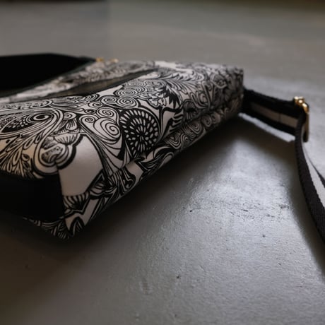 intoxic.　イントキシック　Benita　UB-147　zentangle white